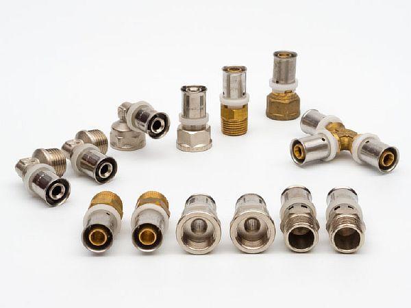 Инструмент для монтажа металлопластиковых труб представлен следующими ...