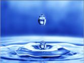Фото: капли воды красиво падают в водоем
