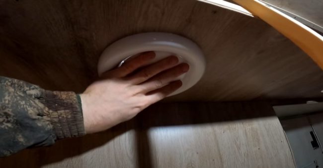 Фото Вставка механизма клапана внутрь корпуса