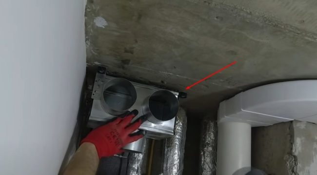 Фото Крепление распределительного короба к потолку