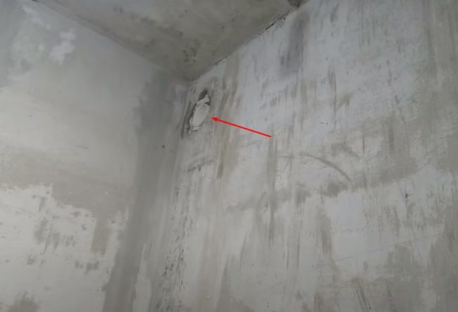 Фото Отверстие в стене между ванной и туалетом