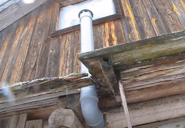 Фото Вытяжная труба с колпаком со стороны улицы