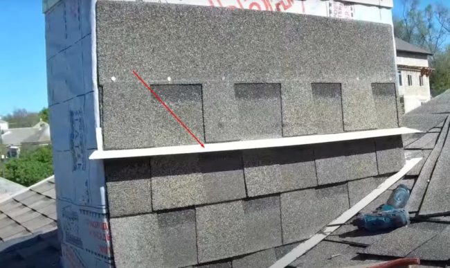 Фото Дополнительный козырек из планки примыкания