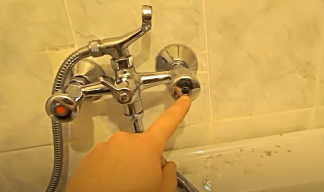 Фото Отверстие под заглушкой, где закручен прижимной винт рукоятки