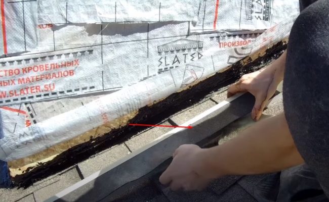 Фото Полоса гибкой черепицы, вставленная в паз с тыльной стороны планки примыкания