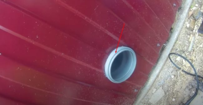 Фото Приточное отверстие из ПВХ муфты