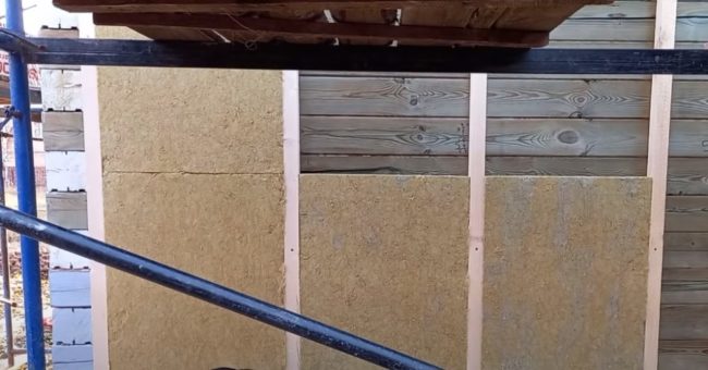 Фото Укладка плит базальтовой ваты между направляющими