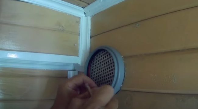 Фото Установка патрубка с сеткой в вытяжное отверстие