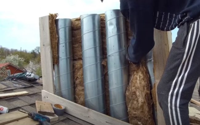 Фото Утепление труб вентиляции внутри короба минватой