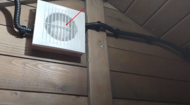 Фото Вытяжной вентилятор на стенке туалетной кабинки