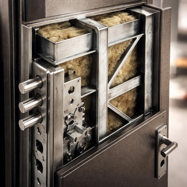 Толщина металла входной двери: какие параметры действительно важны