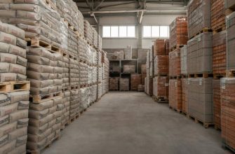 Склад с паллетами цемента и кирпича в оптовом магазине