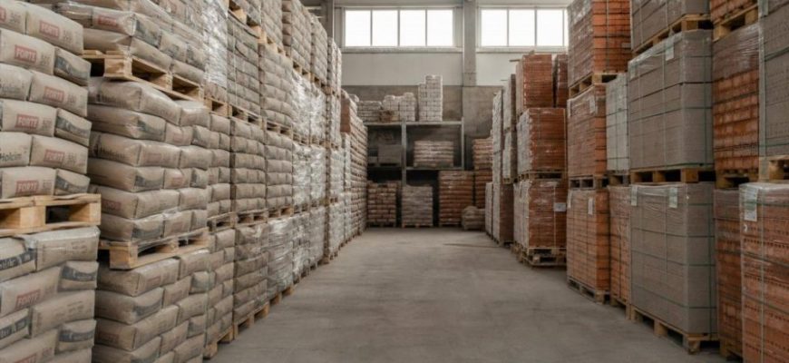Склад с паллетами цемента и кирпича в оптовом магазине